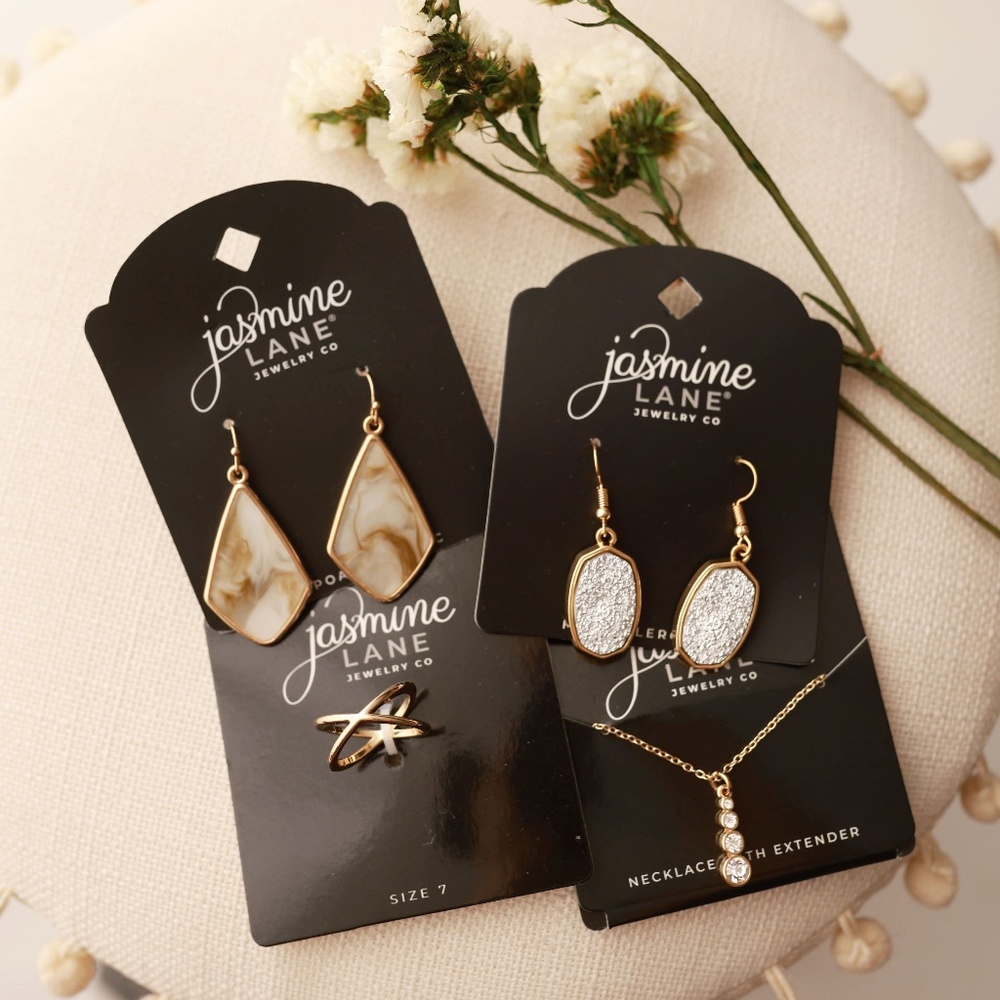 4 pieces of jewelry ring necklace earrings